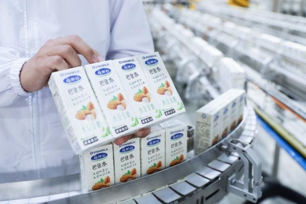 Vinamilk 'xông đất' năm 2021 với lô hàng lớn gồm sữa hạt và sữa đặc xuất khẩu đi Trung Quốc