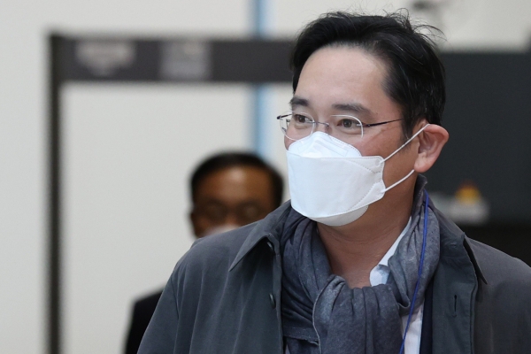 Thái tử Samsung lĩnh án 2,5 năm tù, bị bắt ngay tại tòa