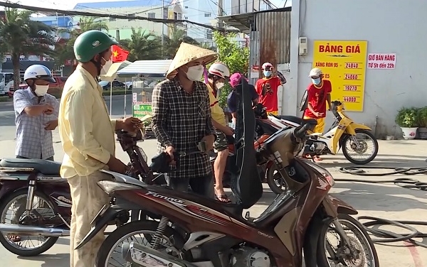 Doanh nghiệp, người dân 'lao đao' khi xăng dầu tăng giá