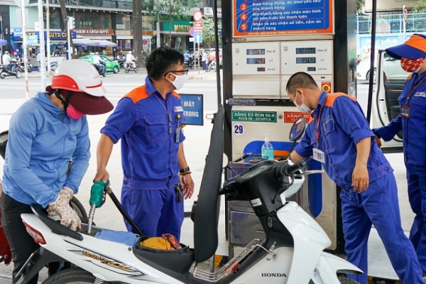Lần đầu tiên trong năm, giá xăng dầu giảm sau 8 lần tăng liên tiếp