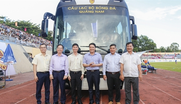 THACO tặng CLB bóng đá Quảng Nam xe bus 47 chỗ