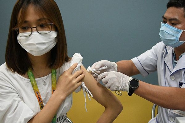 Hàng nghìn chữ ký kiến nghị Thủ tướng cho người lao động đã tiêm vaccine được đi làm trở lại
