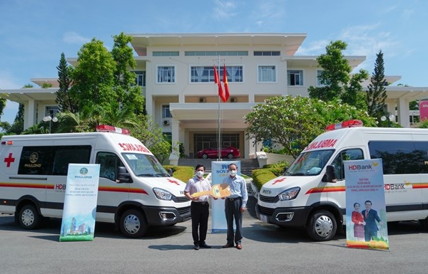 Tập đoàn Sovico cùng Phú Long và các đơn vị thành viên tặng xe cứu thương, máy thở cho huyện Nhà Bè