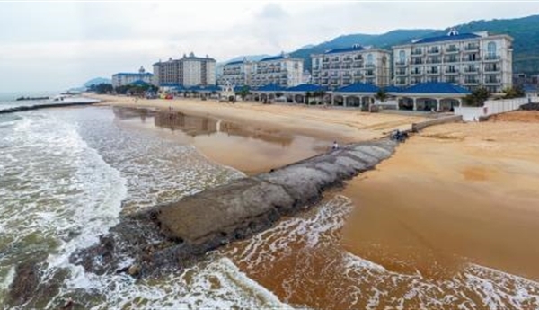 Resort chặn lối xuống biển của dân: Cố tình làm?