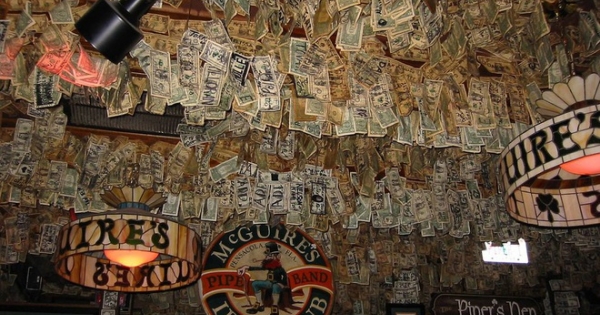 Quán bar dán 46 tỷ đồng lên trần nhà bất ngờ nổi tiếng, thu hút du khách