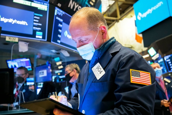 Lo ngại tác động của biến thể Delta, Dow Jones rớt gần 300 điểm