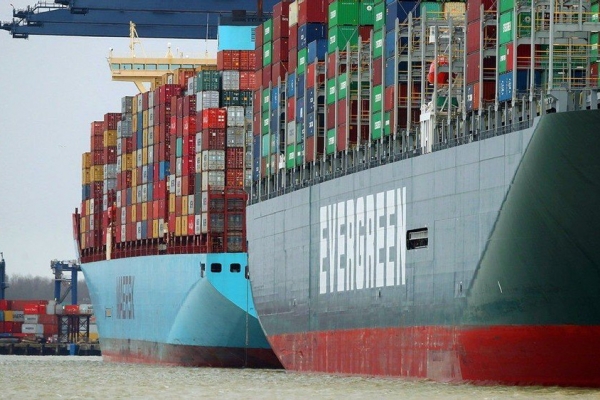 The Economist: Khi chi phí vận tải không giảm, tàu hết chỗ nằm chờ, doanh nghiệp buộc phải chuyển hướng ra sao?